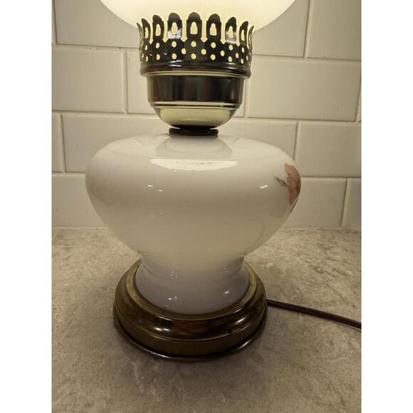 Vintage Milk glass electric hurricane lamp with brass base and floral motifs. - Picture 9 of 15